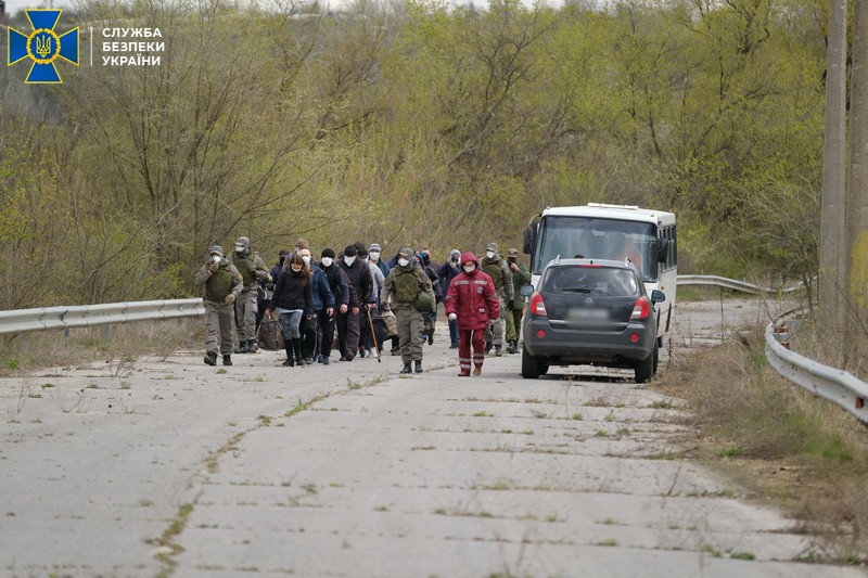 На Донбассе завершен обмен: из плена вернулись еще 11 украинцев - фото