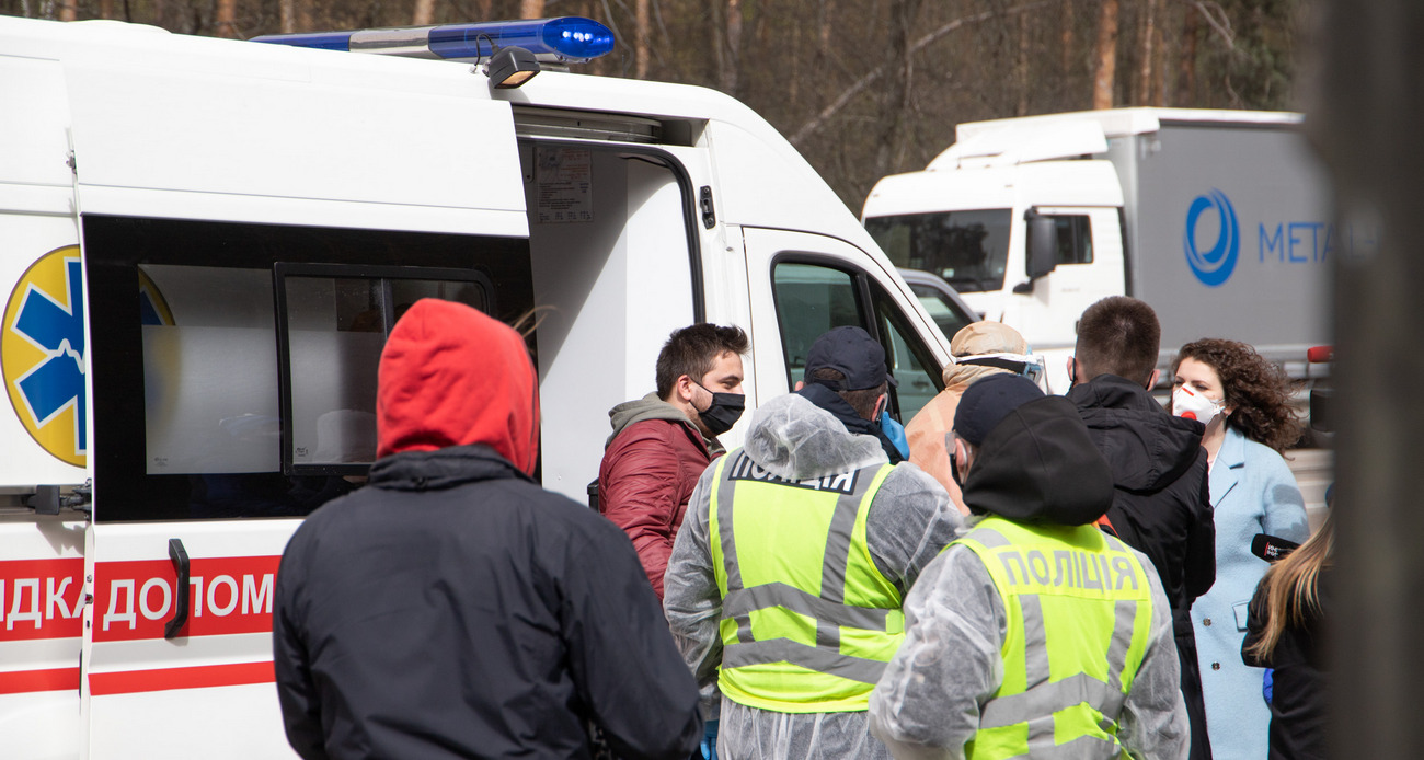 Медики и полиция дежурят на въездах в Киев
