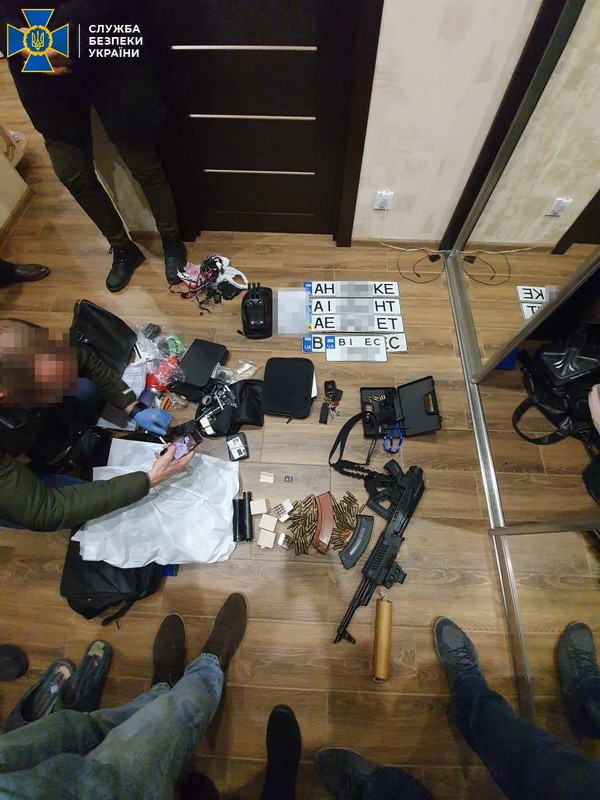 Фото 2 - пресс-служба СБУ Бомба на входе в ТРЦ в Харькове. СБУ объявила подозрение в терроризме: фото