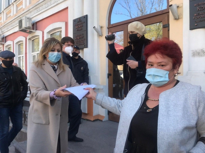 Протестующие передали петицию в мэрию