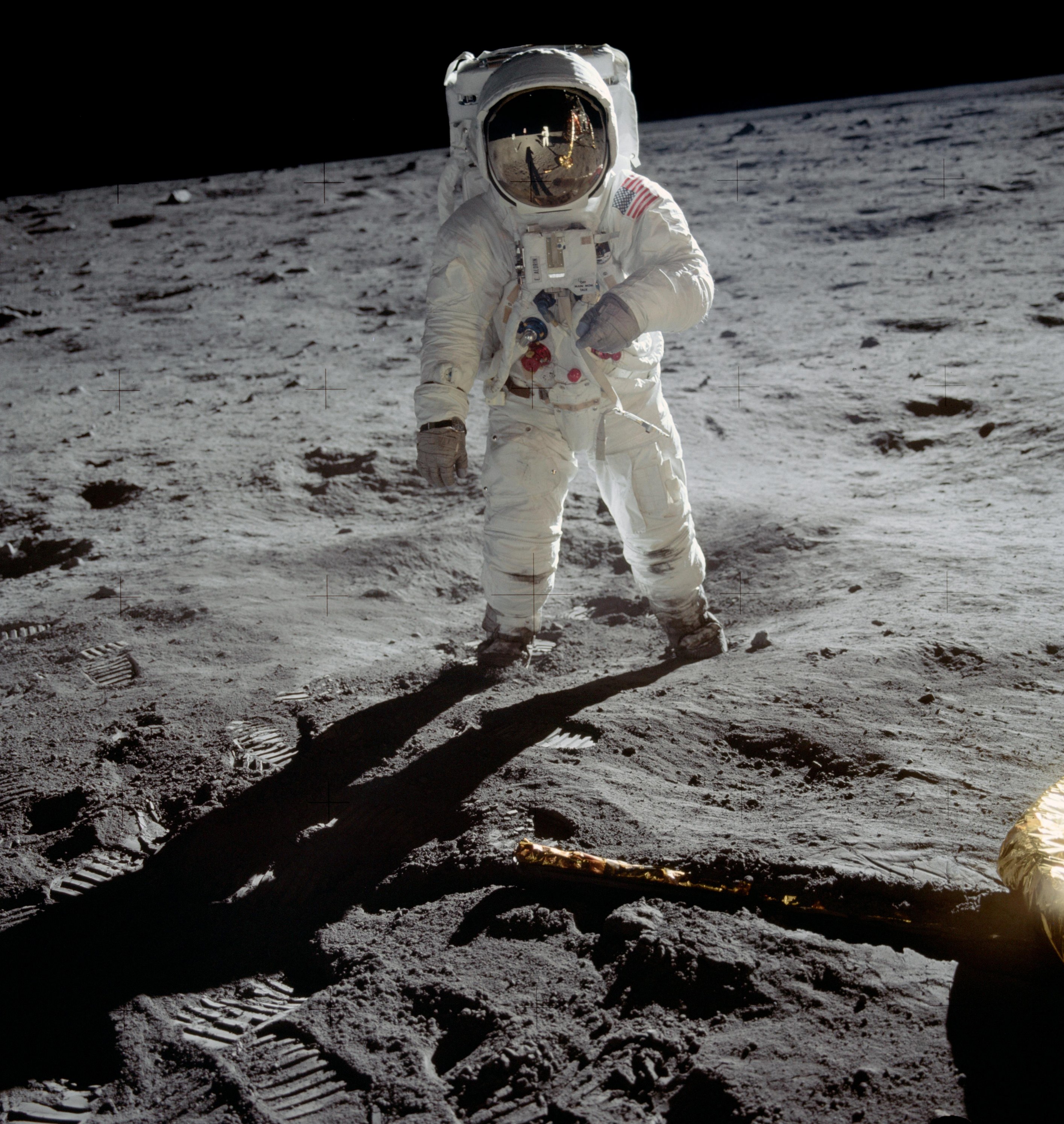 Базз Олдрин на Луне (Фото: NASA) Американский астронавт Базз Олдрин продает историческое фото для борьбы с коронавирусом