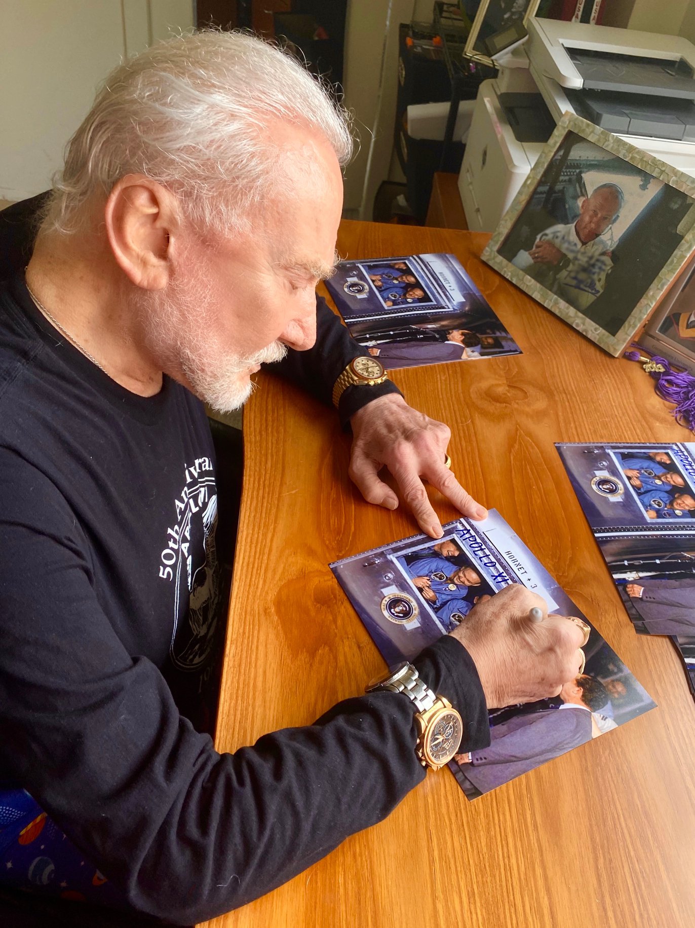 Базз Олдрин подписывает историческое фото (Фото: Buzz Aldrin Ventures) Американский астронавт Базз Олдрин продает историческое фото для борьбы с коронавирусом