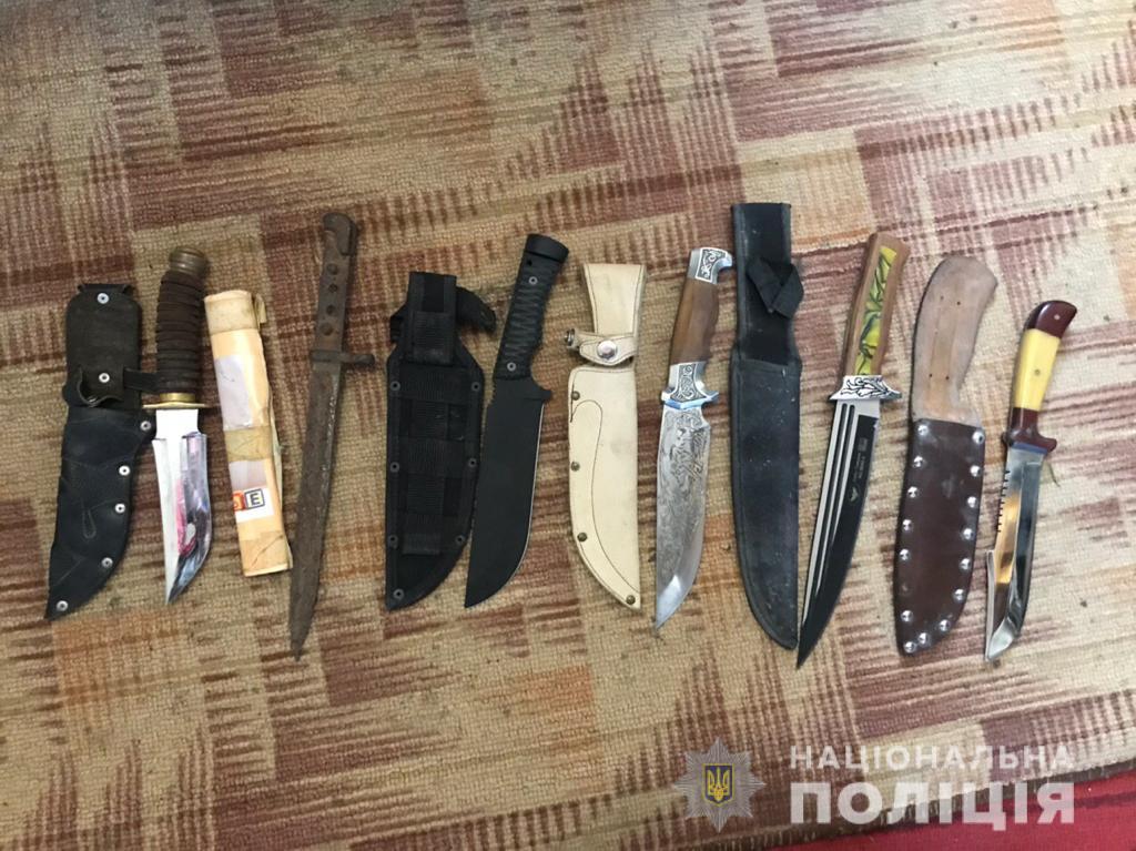 Изъятые при обыске вещи (Фото: пресс-служба Нацполиции) В Киевской области задержана банда грабителей - фото