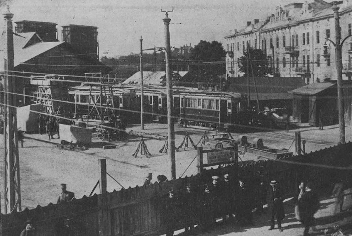 Трамвайні вагони “Sanok” на території найстаршого трамвайного депо Львова. 1900-ті роки. Фото із колекції трамвайного депо № 1