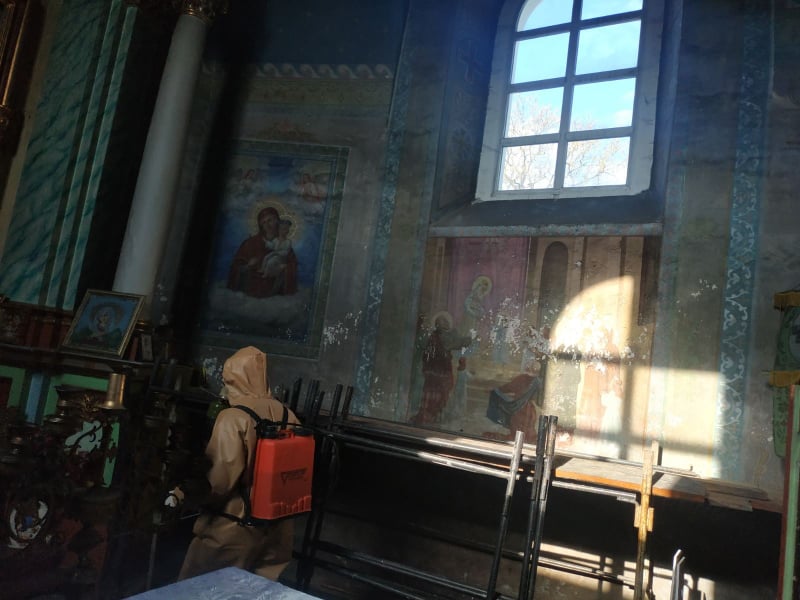 Фото 3 - пресс-служба Шумской РДА Вирус. Хлоркой опрыскали храм, улицы и яблони в селе, где умер священник – фото