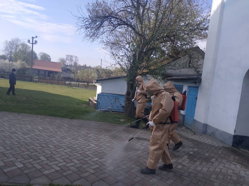 Фото 4 - пресс-служба Шумской РДА Вирус. Хлоркой опрыскали храм, улицы и яблони в селе, где умер священник – фото