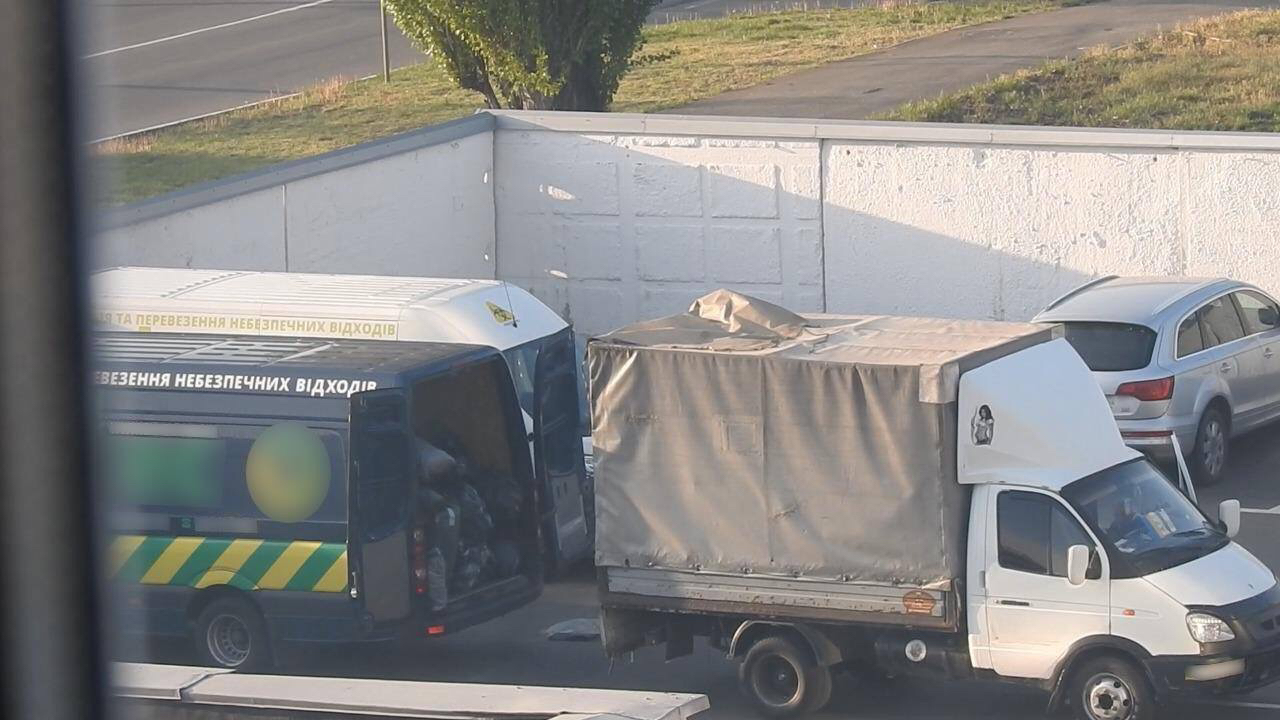 Опасные медицинские отходы из больниц Киева вывозили на стихийные свалки: фото