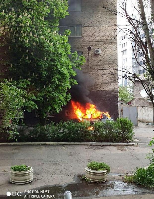 null В центре Донецка у здания "полиции" оккупантов взорвался автомобиль: фото, видео