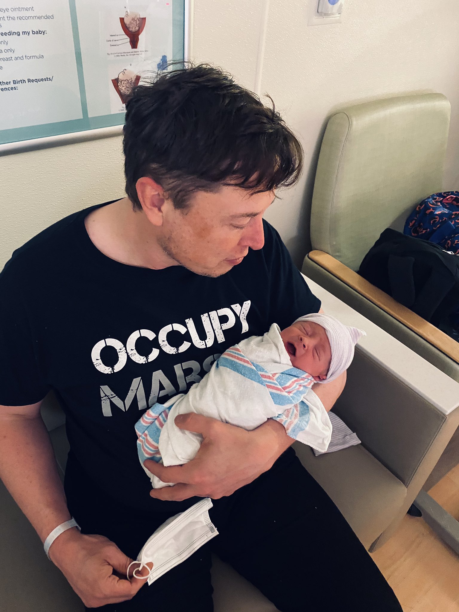 Маск держит сына на руках (Фото - Twitter - Elon Musk)