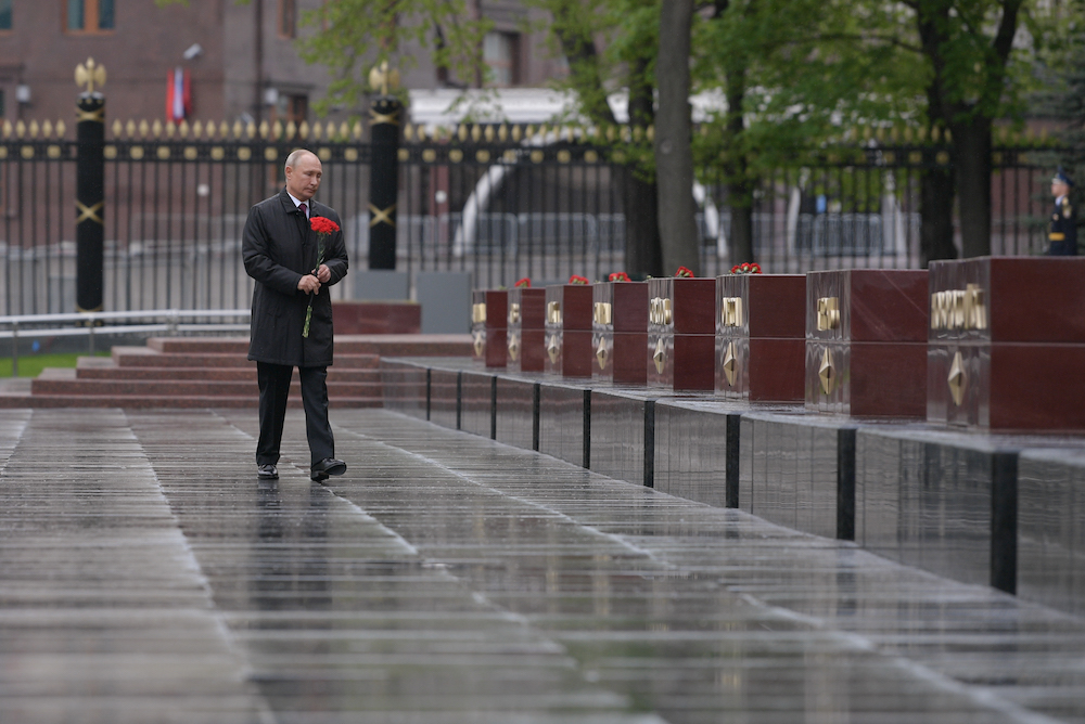 День победы в РФ. Путин на пустой Красной площади и самолеты в небе: фото