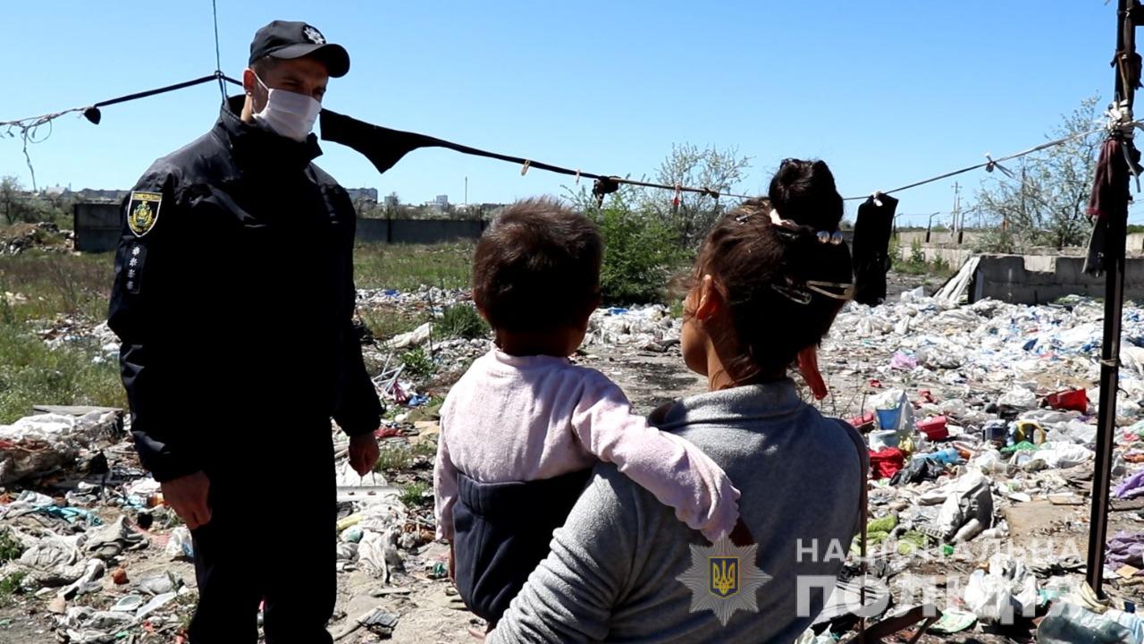 Фото 3 - пресс-служба Нацполиции На свалке в Херсоне нашли трудовых мигрантов из Закарпатья, среди них - дети