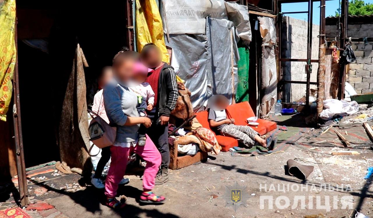 Фото 4 - пресс-служба Нацполиции На свалке в Херсоне нашли трудовых мигрантов из Закарпатья, среди них - дети