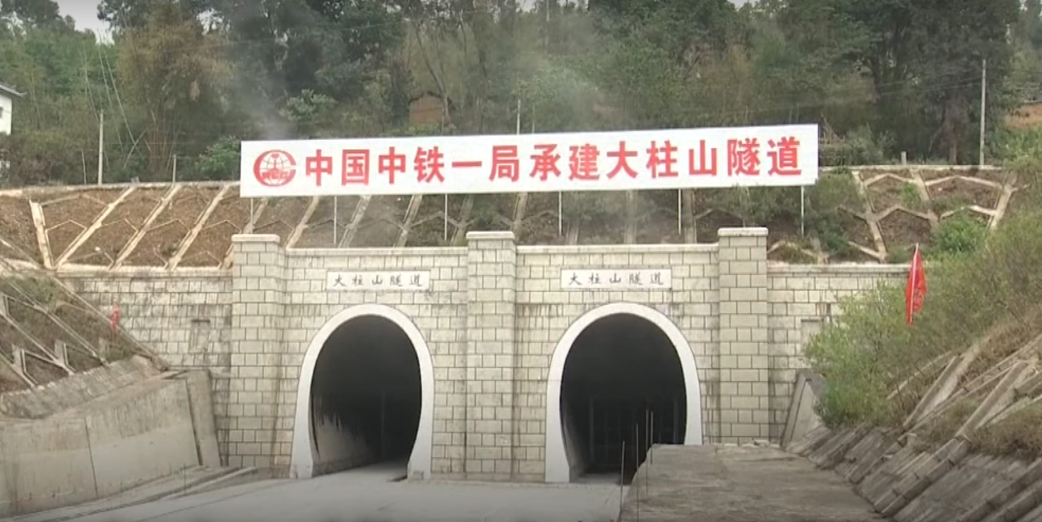 В Китае завершили строительство одного из самых сложных ж/д тоннелей: видео
