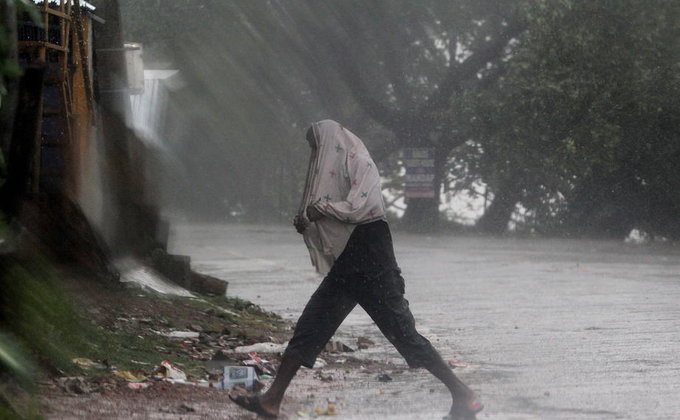 На Индию и Бангладеш обрушился мощный шторм: миллионы эвакуированных - фото