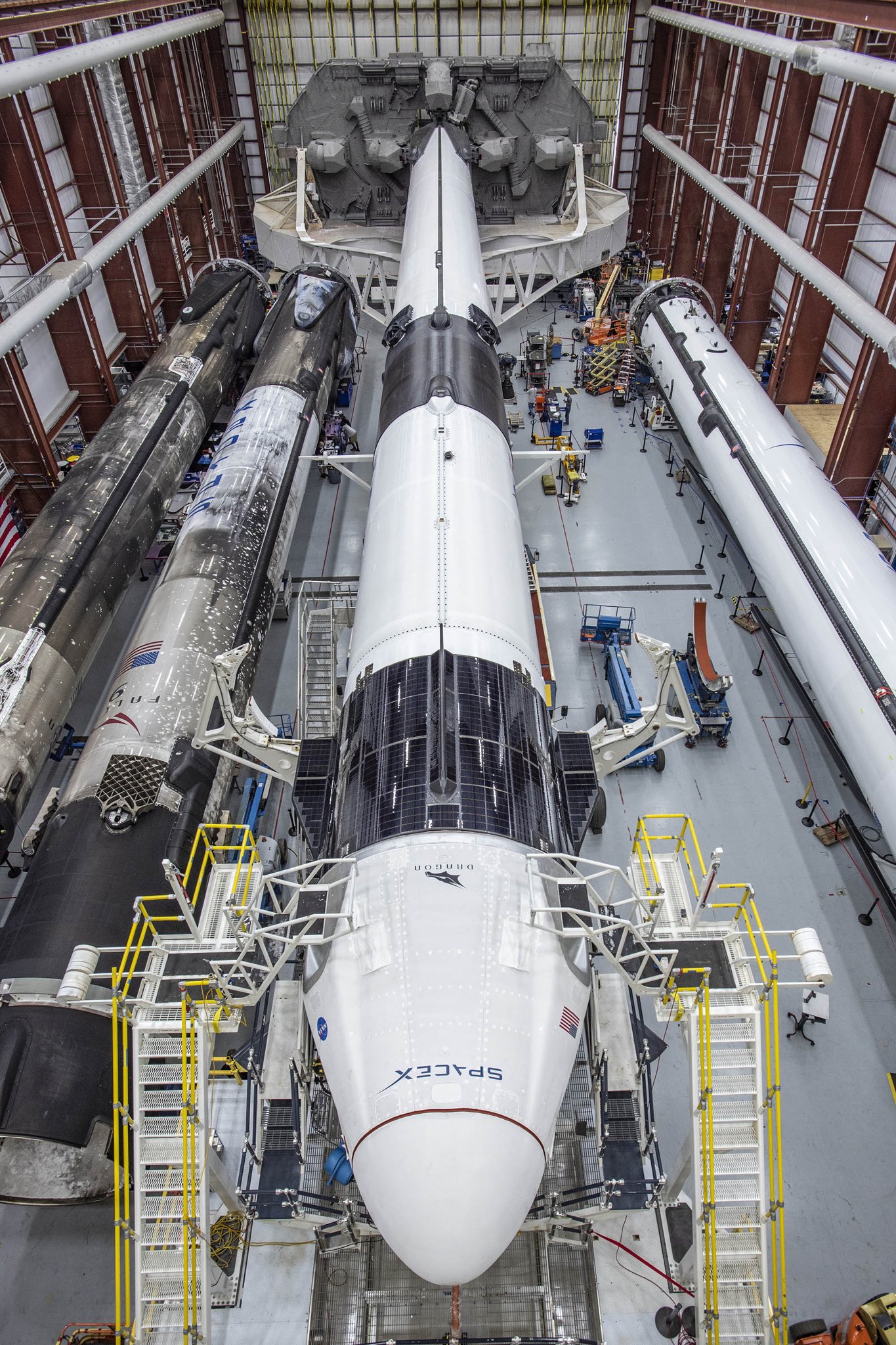 На космодроме появились Маск, глава NASA и астронавты миссии SpaceX: видео, фото