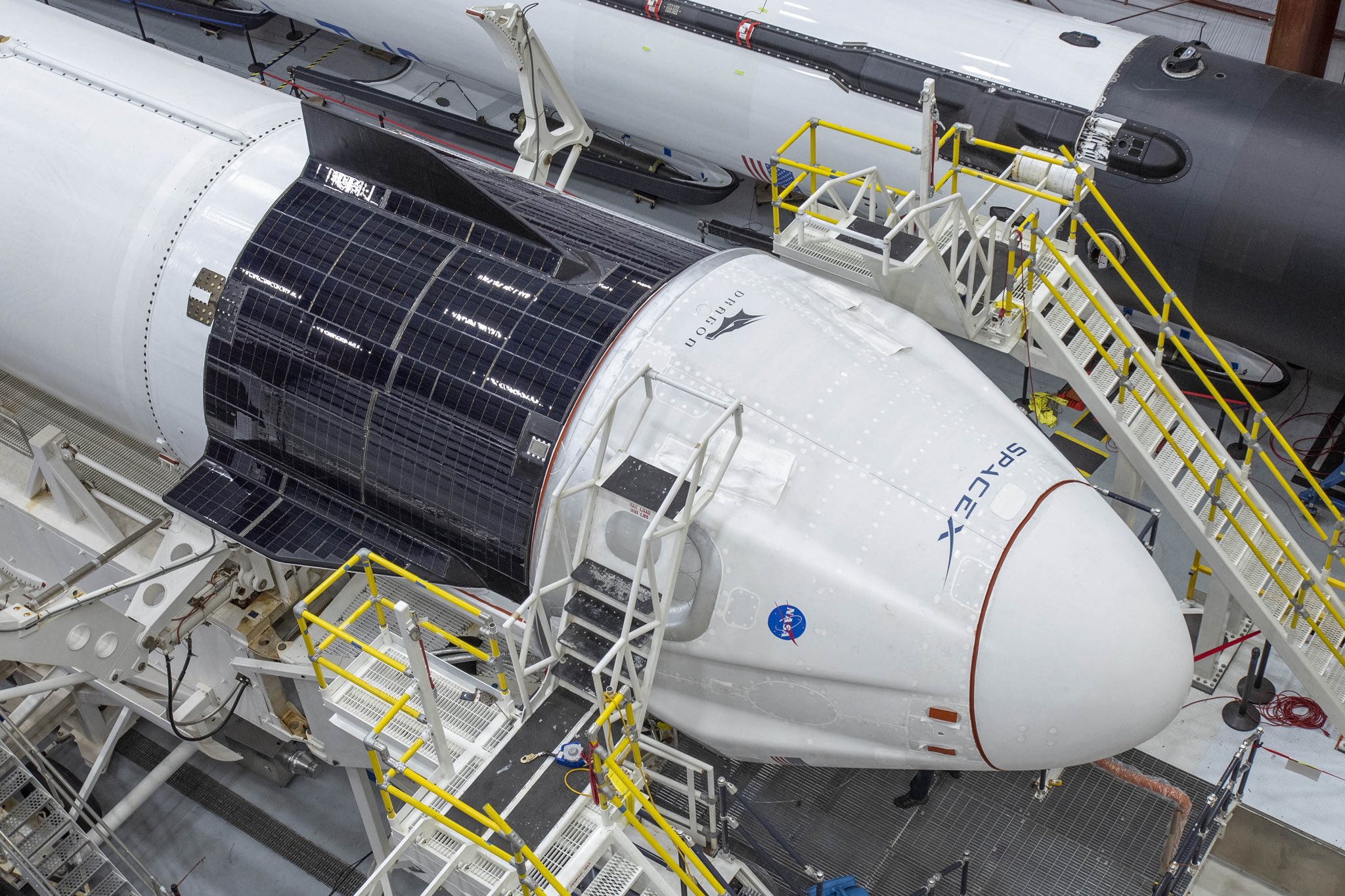 На космодроме появились Маск, глава NASA и астронавты миссии SpaceX: видео, фото
