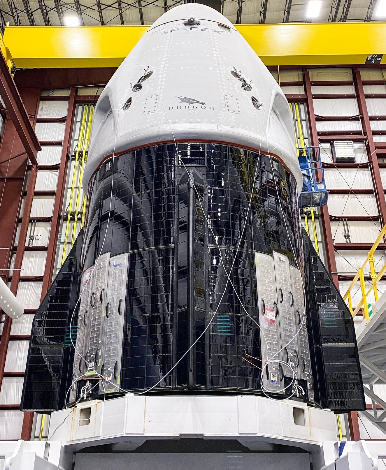 На космодроме появились Маск, глава NASA и астронавты миссии SpaceX: видео, фото