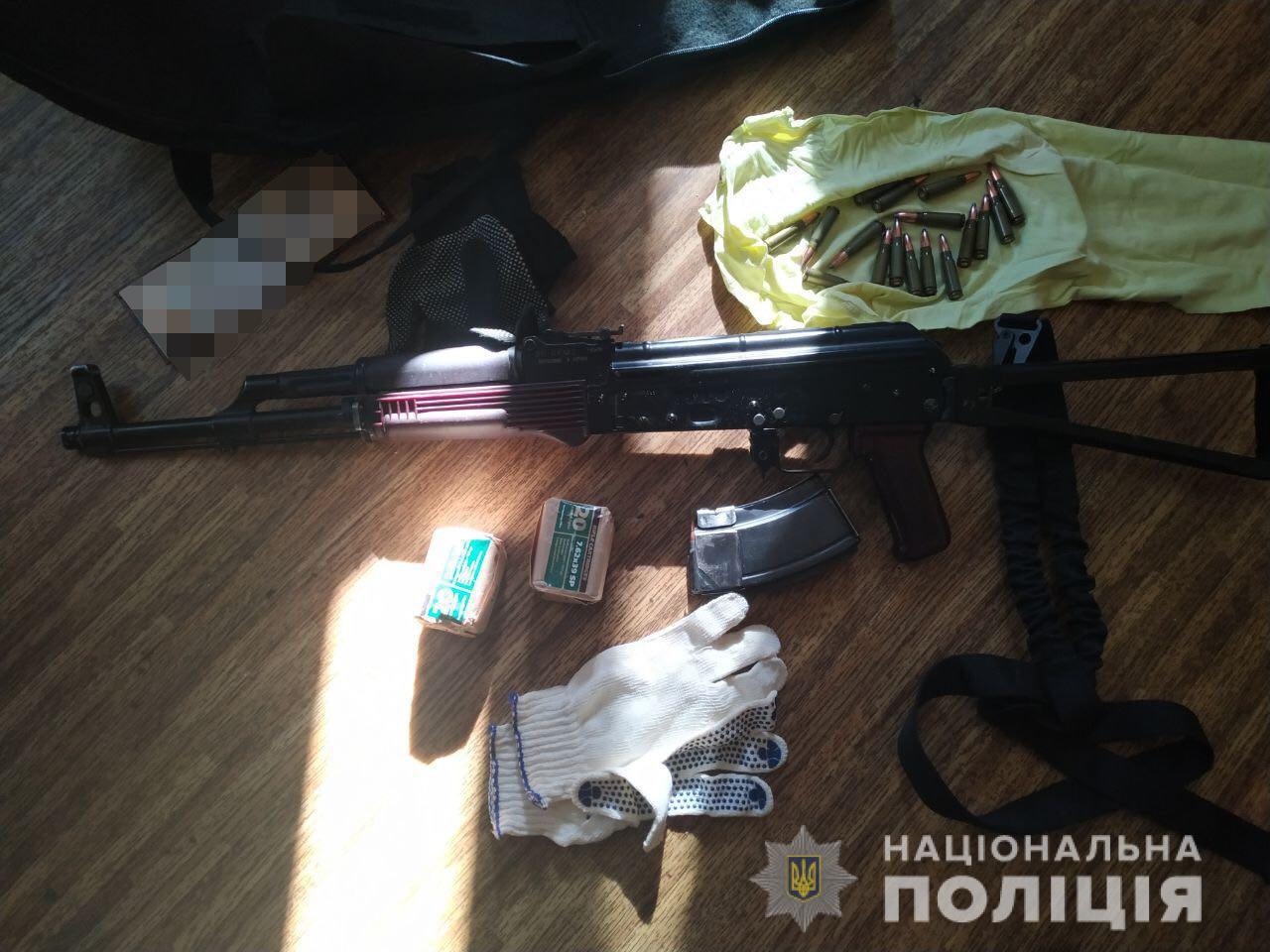 Фото 2 - пресс-служба МВД В Киеве полиция взяла "воровской общак": там было $400 000 - фото и видео