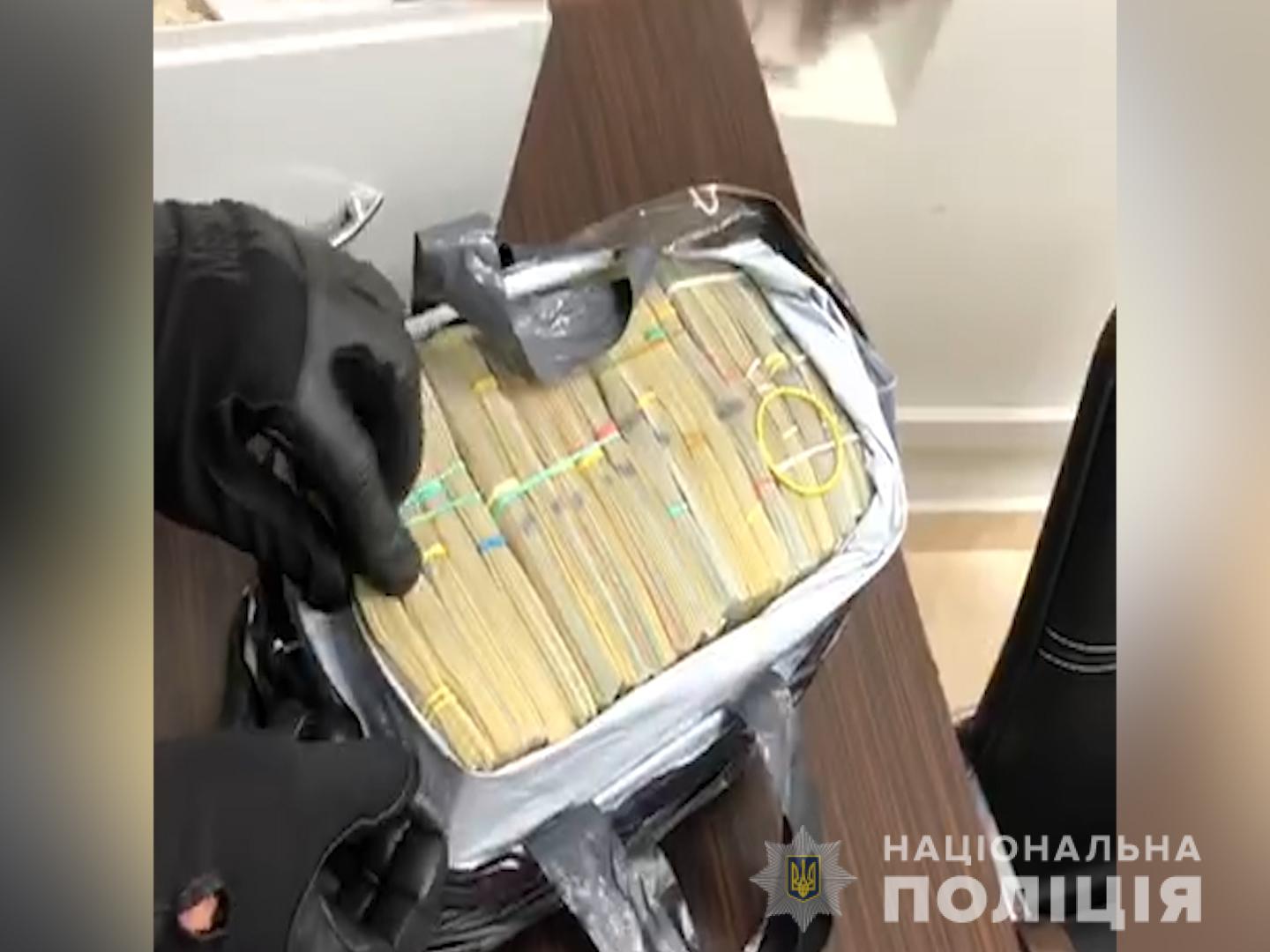Фото 3 - пресс-служба МВД В Киеве полиция взяла "воровской общак": там было $400 000 - фото и видео