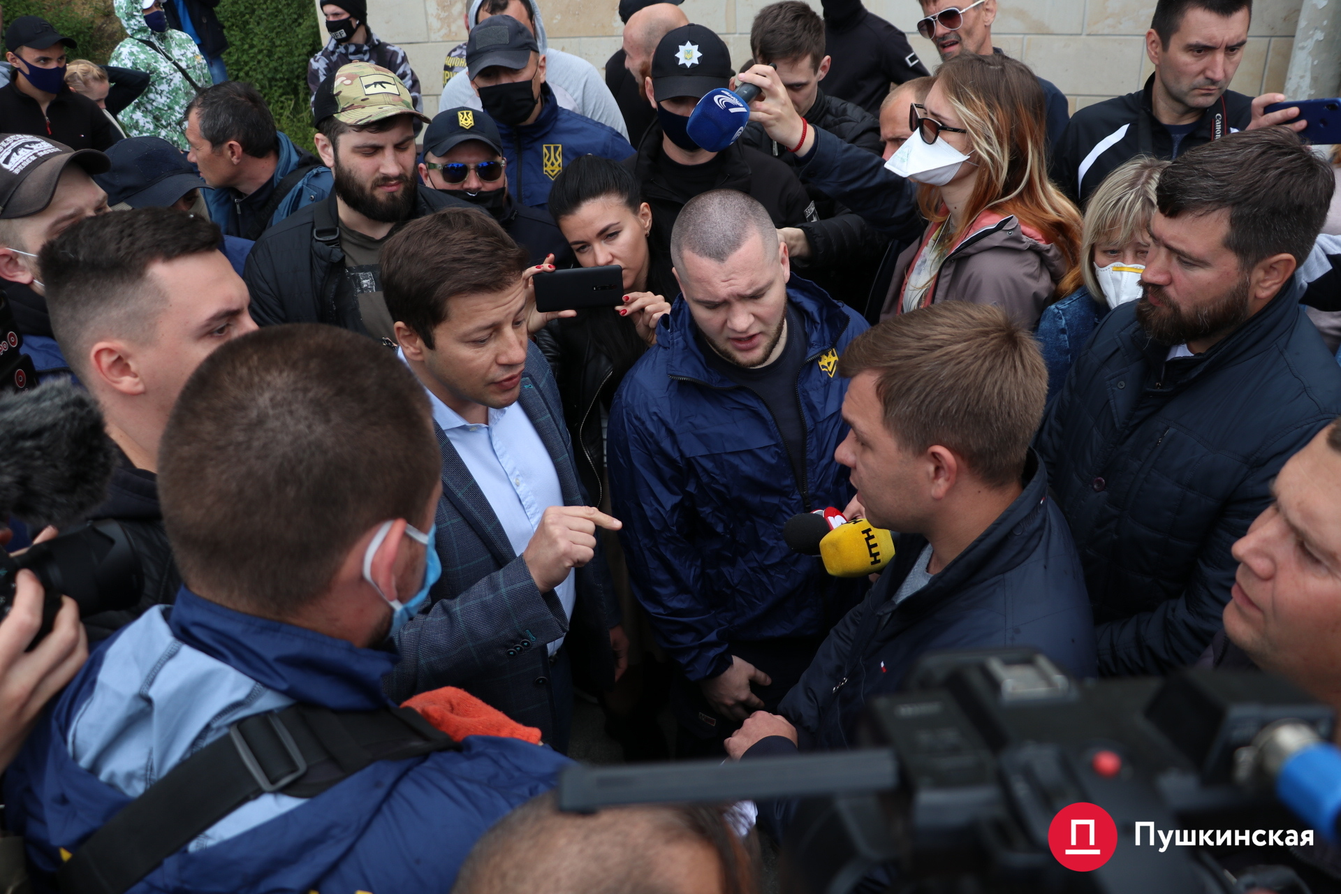 Беспорядки в Одессе на пляже 16 станции Большого Фонтана (фото - Пушкинская) В Одессе произошли беспорядки на пляже: много людей и полиции – видео