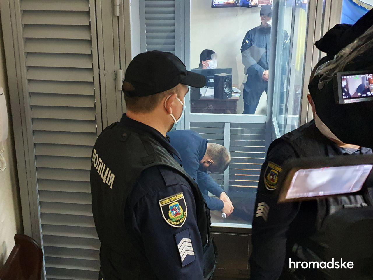 Подозреваемый в изнасиловании полицейский Сергей Сулима в суде (Фото: Богдан Кутепов/hromadske)