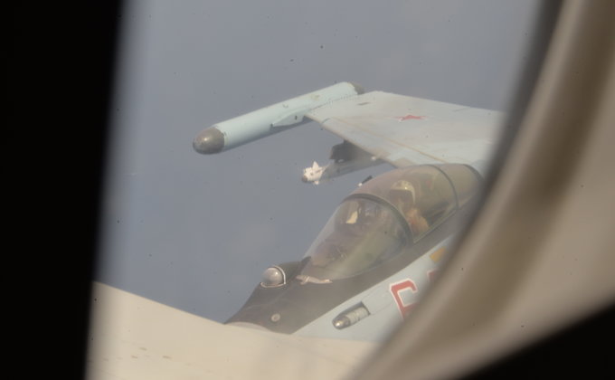 Угроза столкновения. Истребители РФ опасно перехватили самолет ВМС США – фото