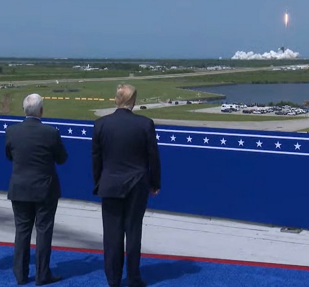 null Компания Маска SpaceX впервые в своей истории отправила людей в космос – видео