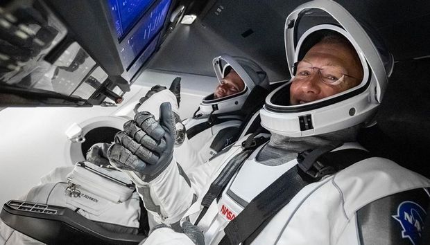 Компания Маска SpaceX впервые в своей истории отправила людей в космос – видео