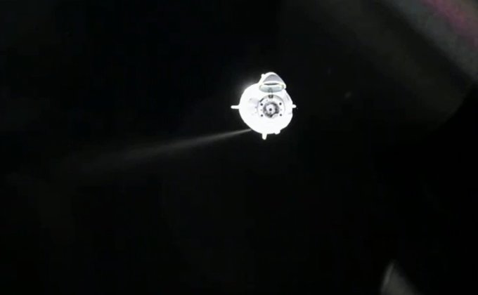 Астронавты NASA с корабля Маска переходят на орбитальную станцию – трансляция