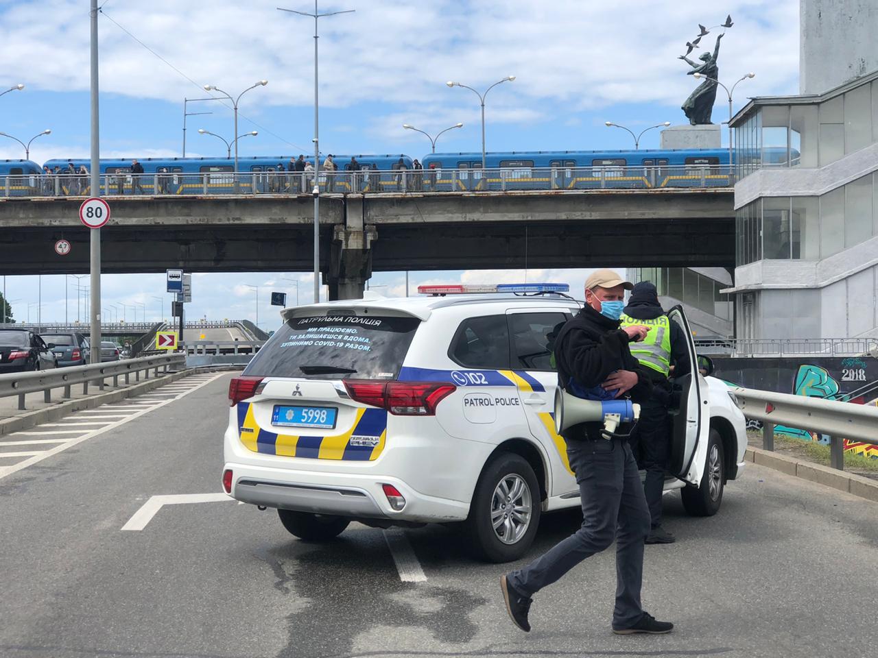 У Києві перекрили міст Метро: невідомий чоловік погрожує його підірвати - фото