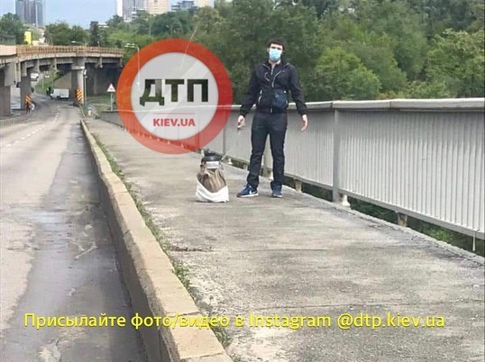 Минер моста Метро в Киеве (фото - dtp.kiev.ua)