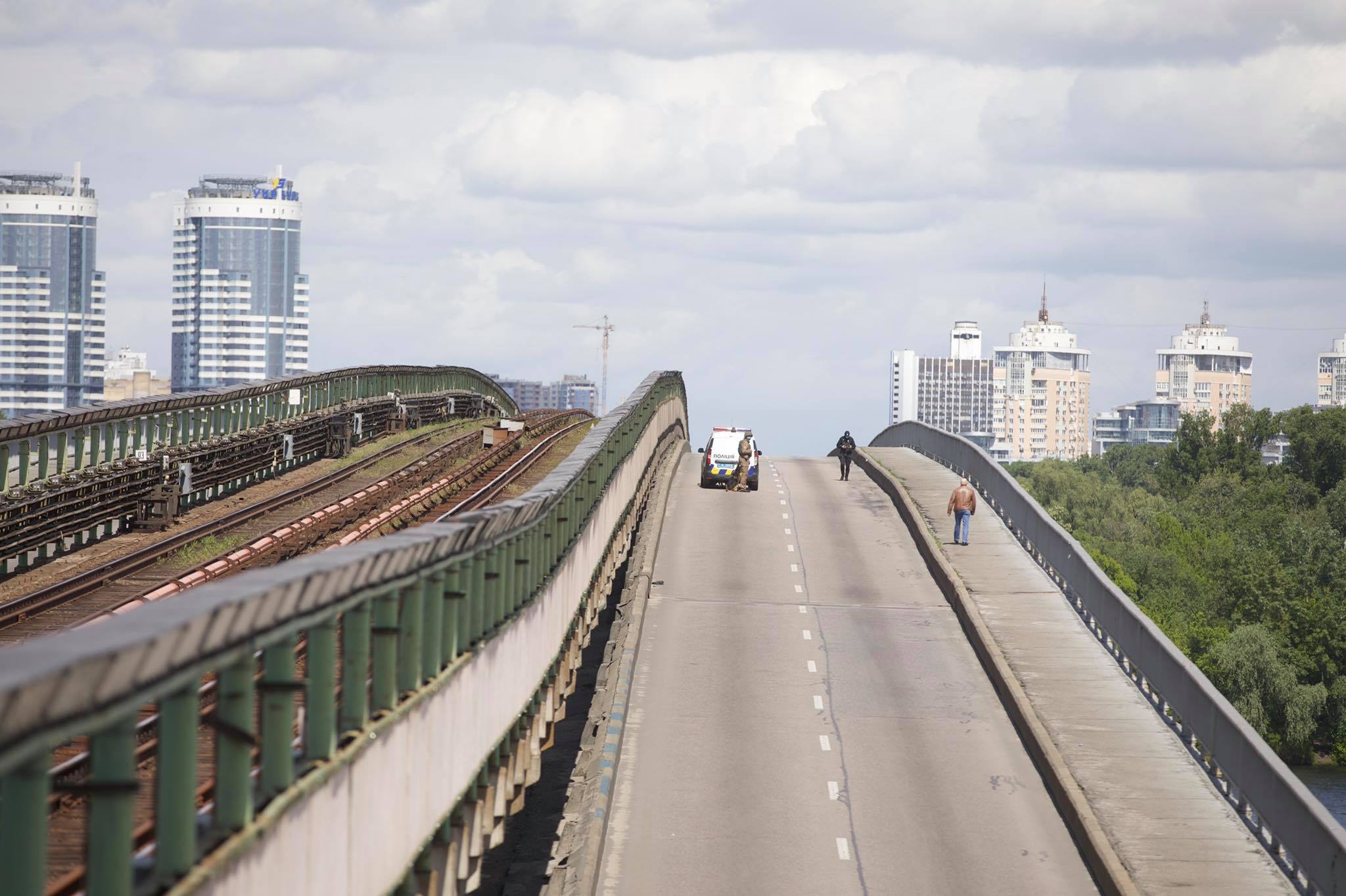Мост Метро в Киеве перекрыт из-за угрозы взрыва