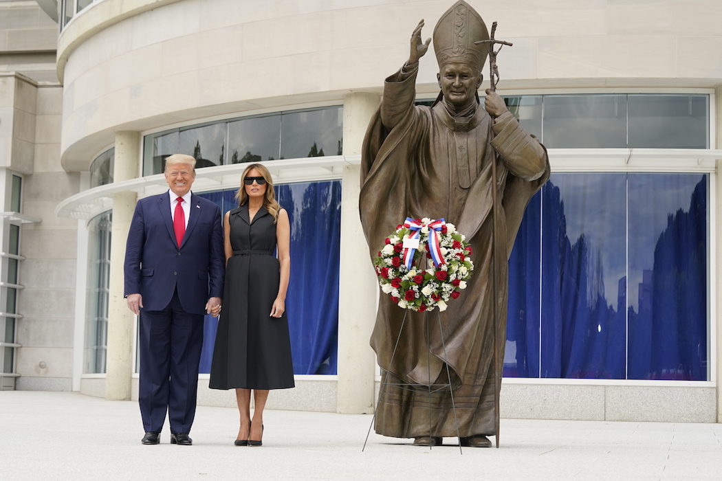 Дональд и Мелания Трамп (Фото: EPA) Дональд и Мелания Трамп (Фото: EPA)