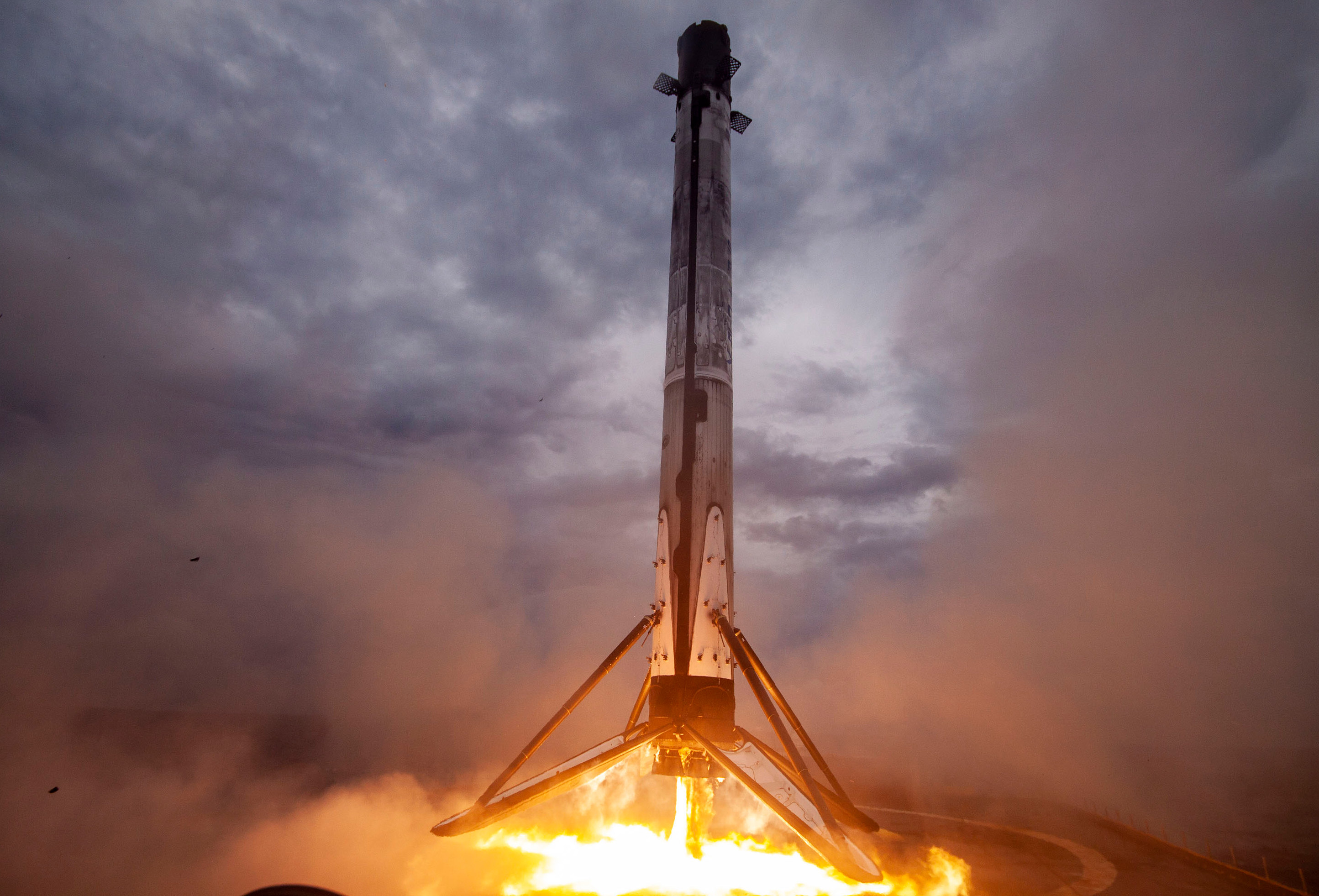 Ступень ракеты Falcon 9 садится на дрон-платформу