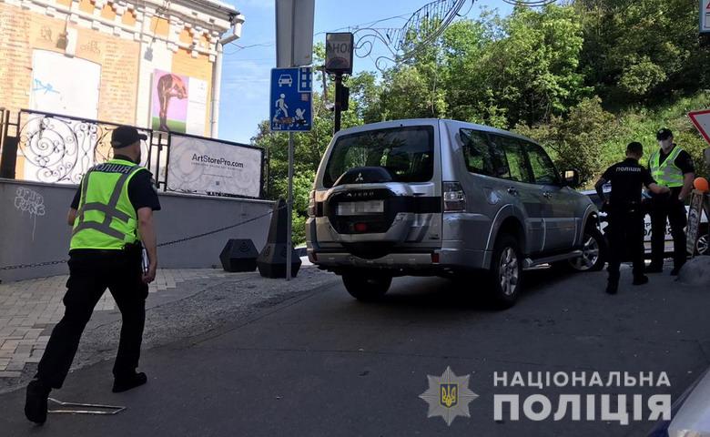 В Киеве пьяный мужчина угнал авто посла и попал в ДТП на Андреевском спуске