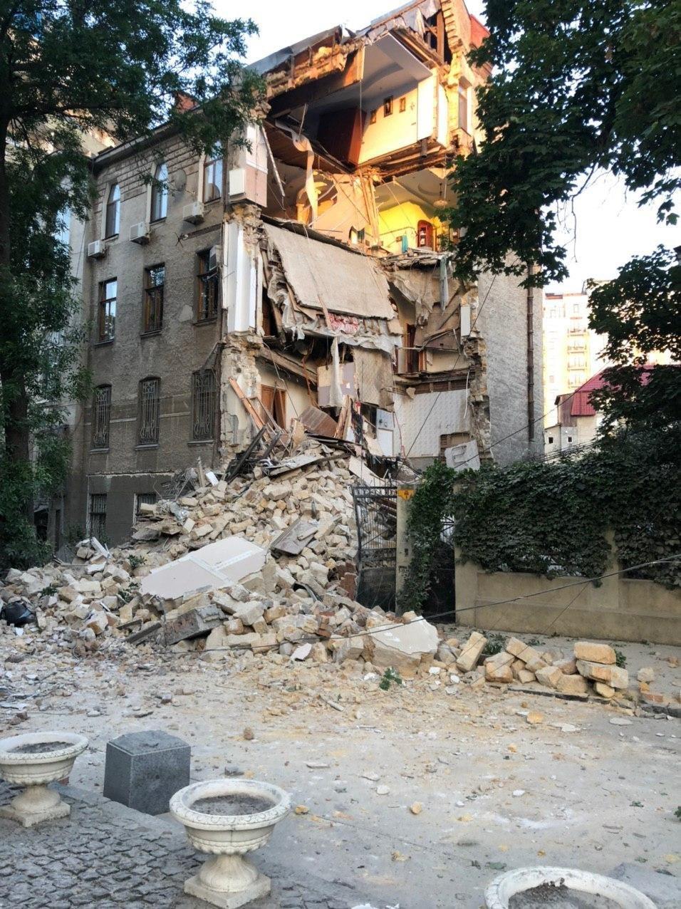 В Одессе обрушилось здание, из-под завалов вывели 25 человек - фото
