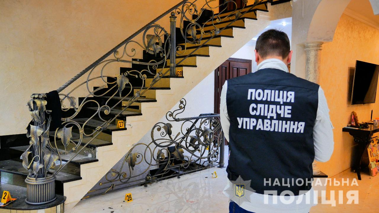 Фото 2 - пресс-служба Нацполиции Черновицкая область. Перестрелка между спецназом и грабителем: трое раненых