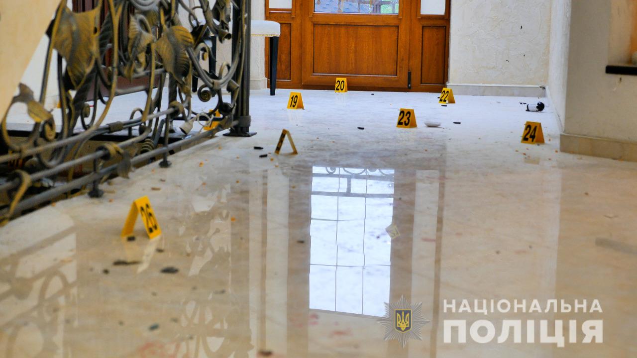 Фото 5 - пресс-служба Нацполиции Черновицкая область. Перестрелка между спецназом и грабителем: трое раненых