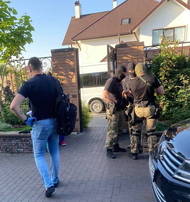 Обыски в доме экс-министра Владимира Омеляна (Фото: Volodymyr Omelyan/Facebook) Обыски в доме экс-министра Владимира Омеляна