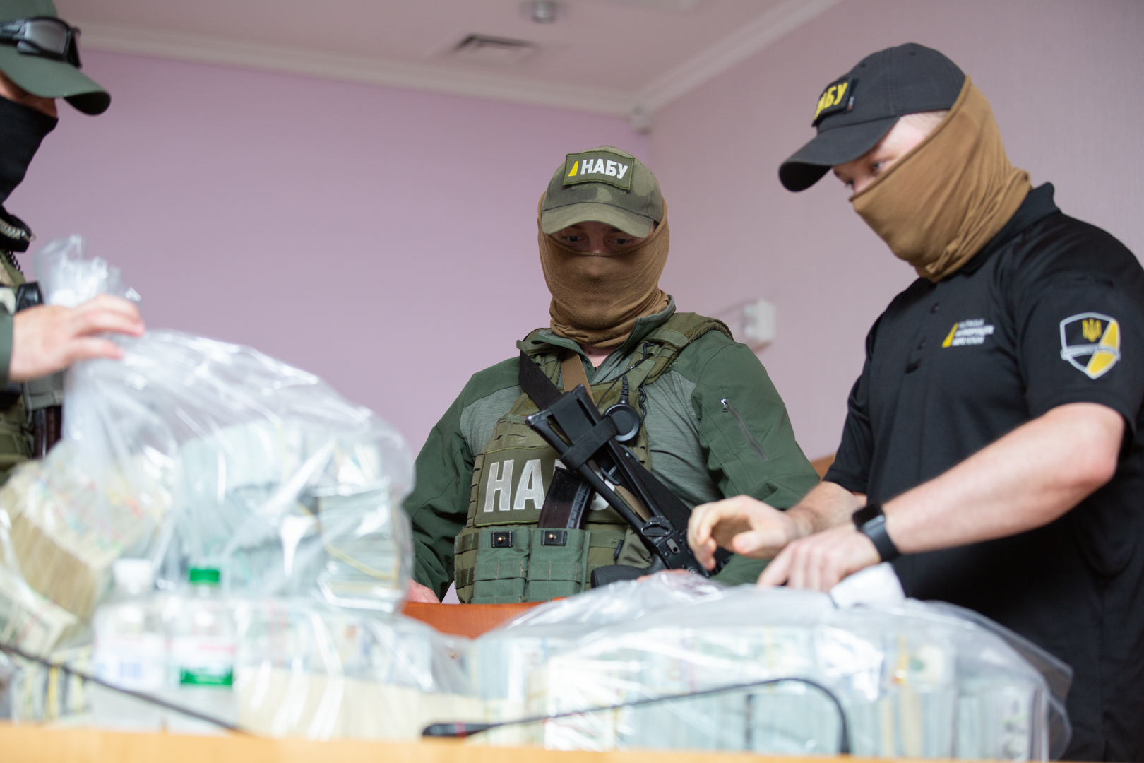 Взятка (фот - nabu.gov.ua) Крупная взятка (фот - nabu.gov.ua)