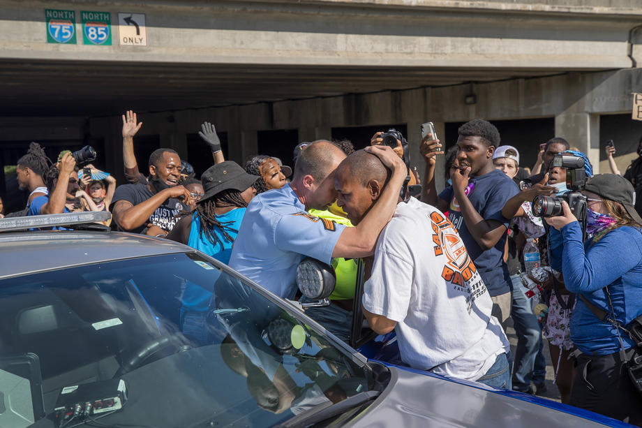 В Атланте полицейский убил афроамериканца: в городе вспыхнули протесты - видео