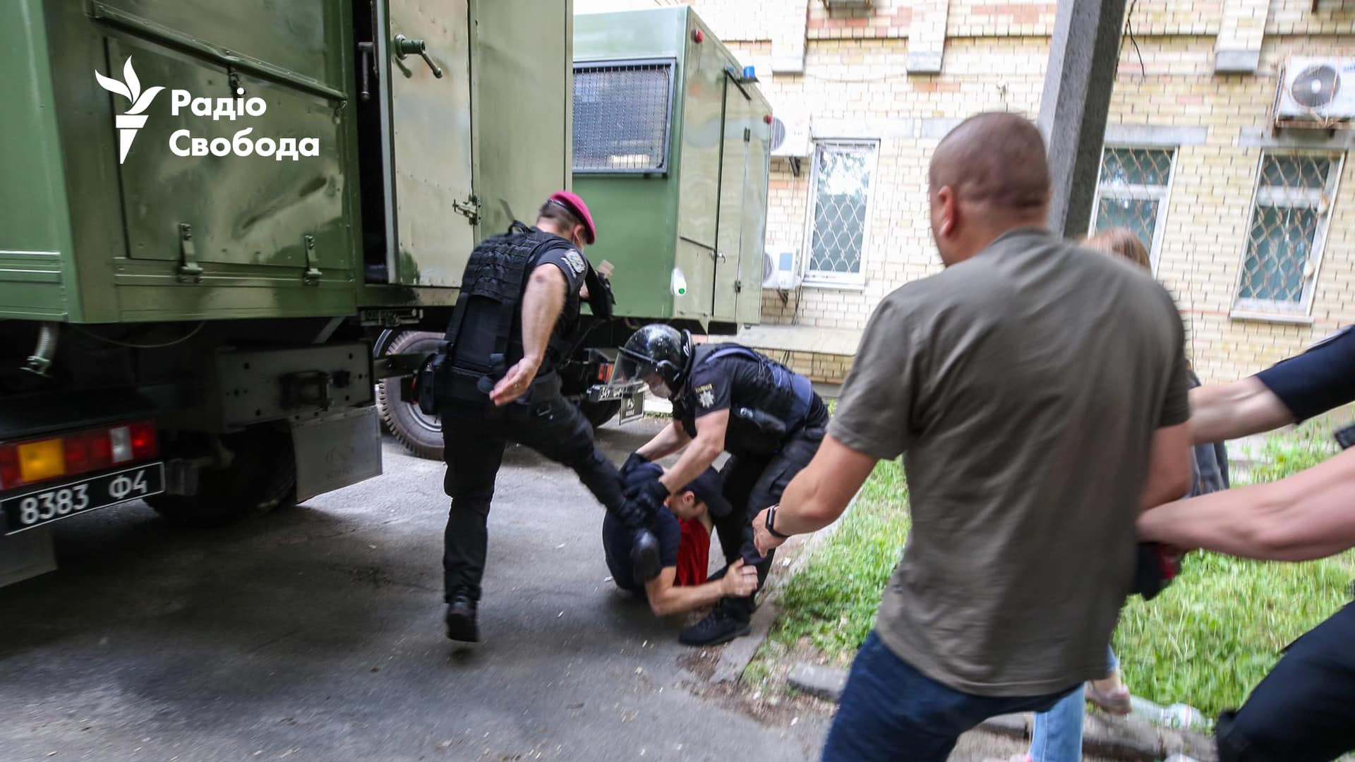 Справа Стерненка. Поліція б'є ногами затриманих під судом: фото, відео