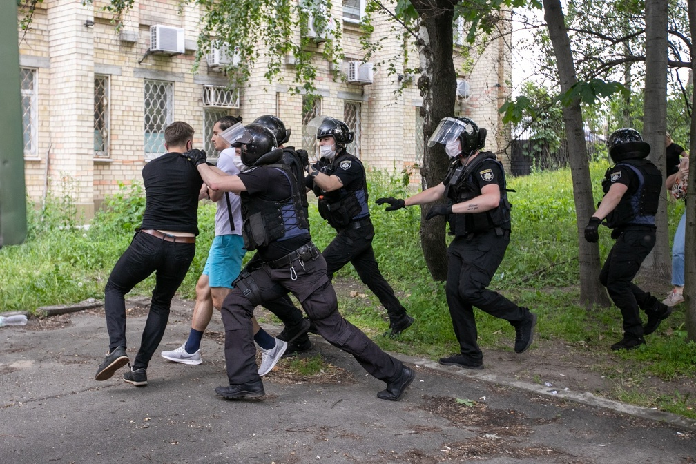 Фото - пресс-служба партии Голос Дело Стерненко. Нардеп из Голоса заявил, что полиция применила к нему силу: фото