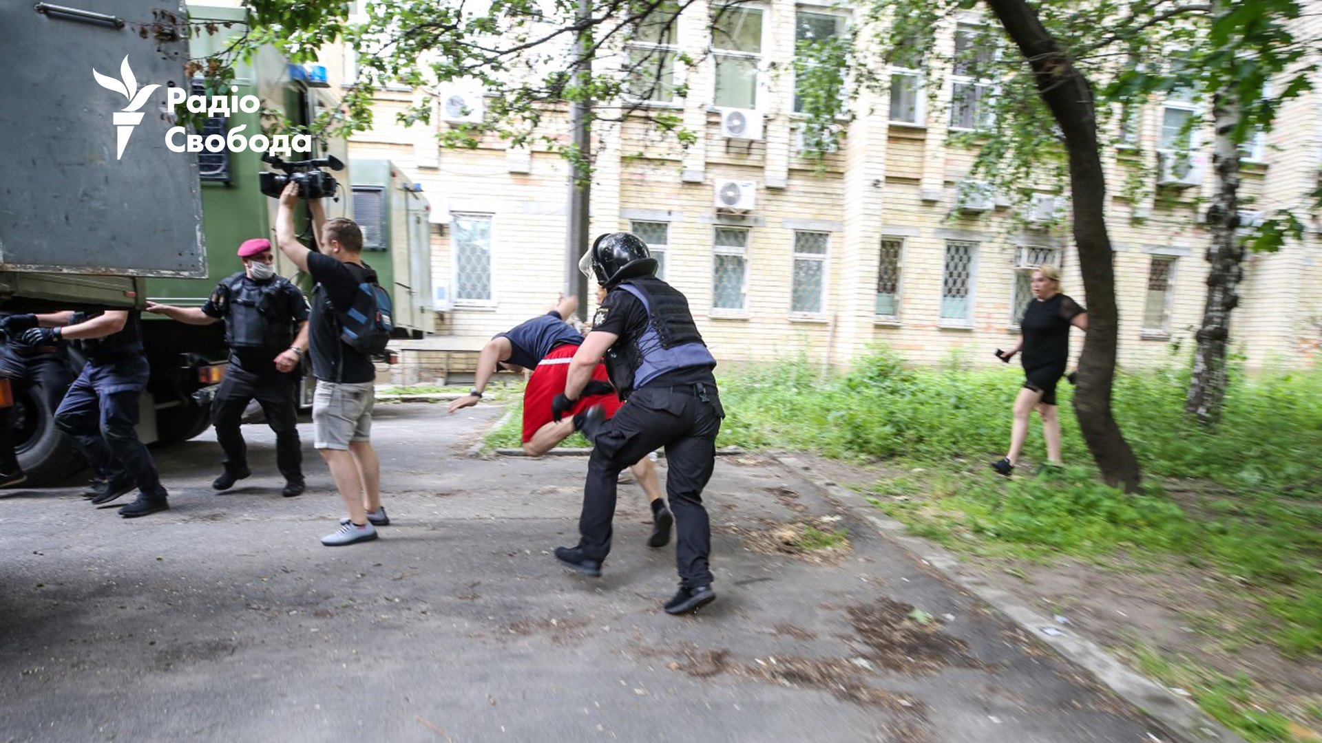 Дело Стерненко. Полиция бьет ногами задержанных под судом: фото, видео