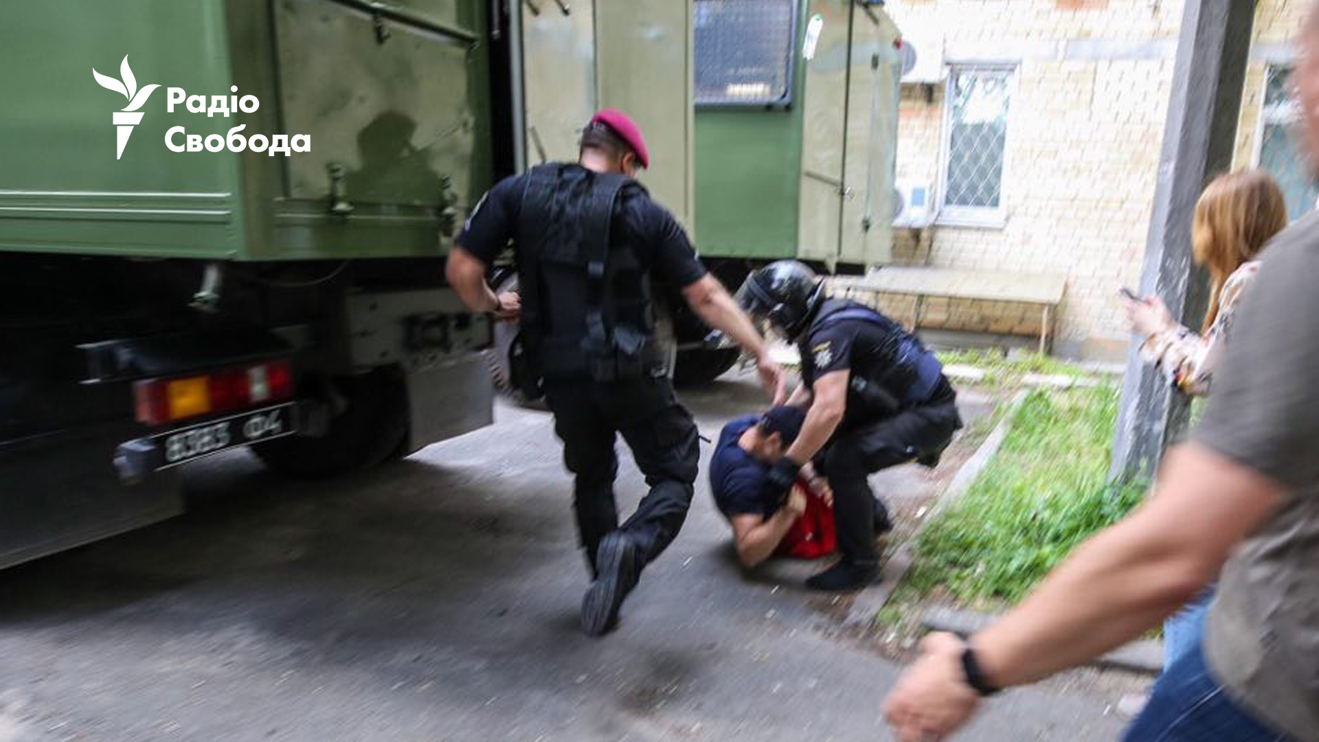 Дело Стерненко. Полиция бьет ногами задержанных под судом: фото, видео