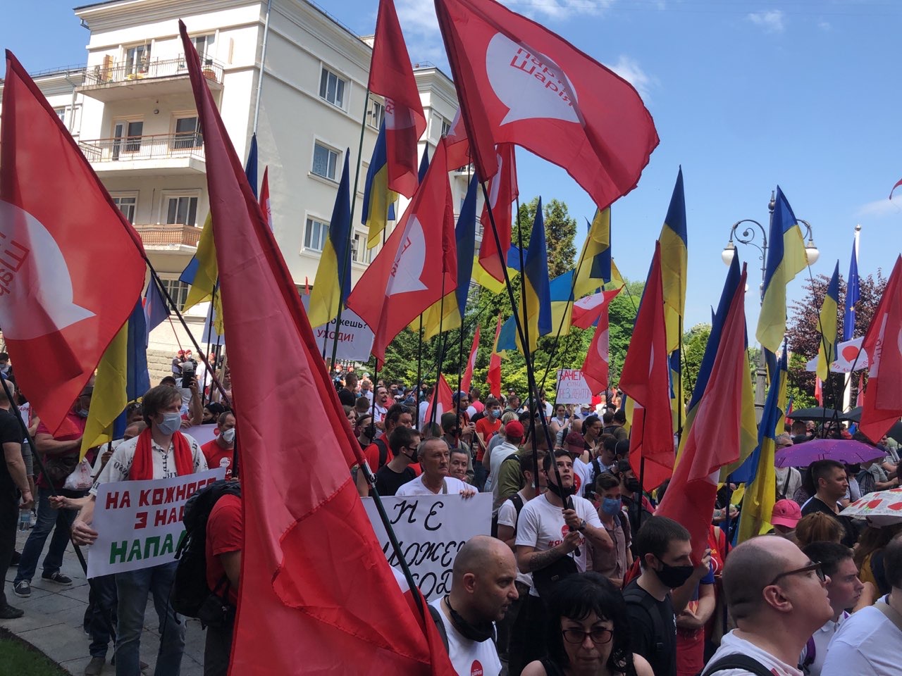 Акции в Киеве. На Банковую стянули Нацгвардию, полицию и взрывотехников - видео