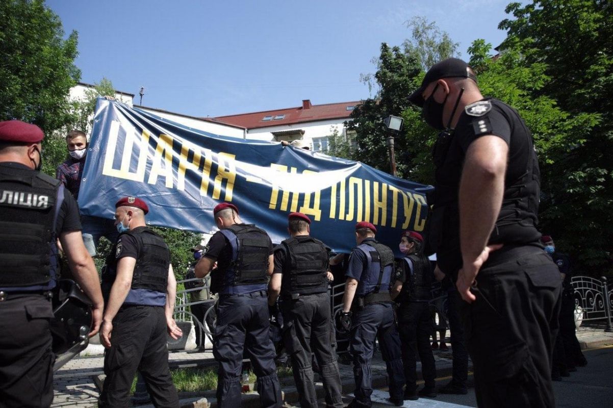 Акции в Киеве. На Банковую стянули Нацгвардию, полицию и взрывотехников - видео