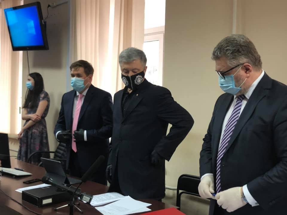 Порошенко прибыл в Печерский райсуд. У здания собрались люди - видео