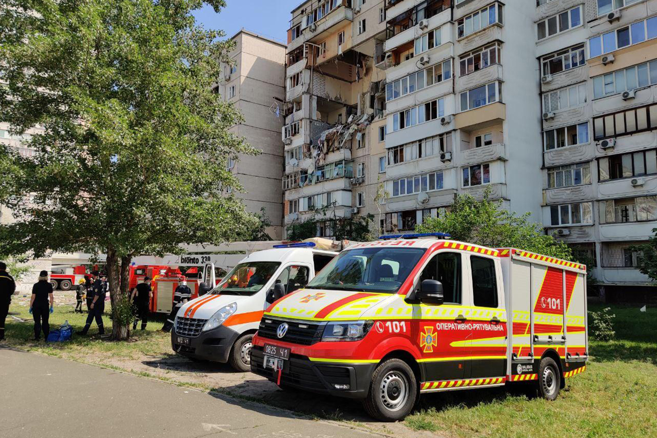 На месте взрыва в доме на киевских Позняках (Фото: ГСЧС)