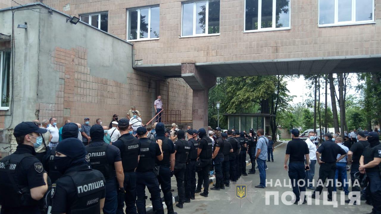 Протест под диспансером, Харьков (Фото - пресс-служба Нацполиции) Столкновения около больницы в Харькове. Двух полицейских госпитализировали: фото